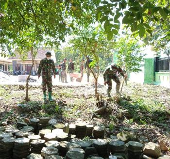 Dengan Bergotong-Royong, Satgas TMMD Bojonegoro Bersih-Bersih Halaman Sekolah